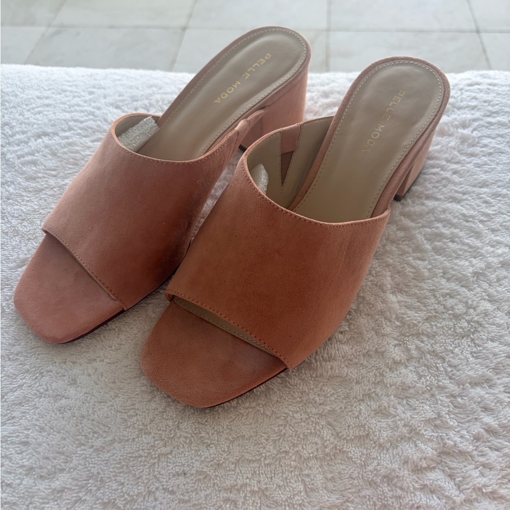 Women's Suede Light Pink Slides (size 9) 
Do not have original box.
